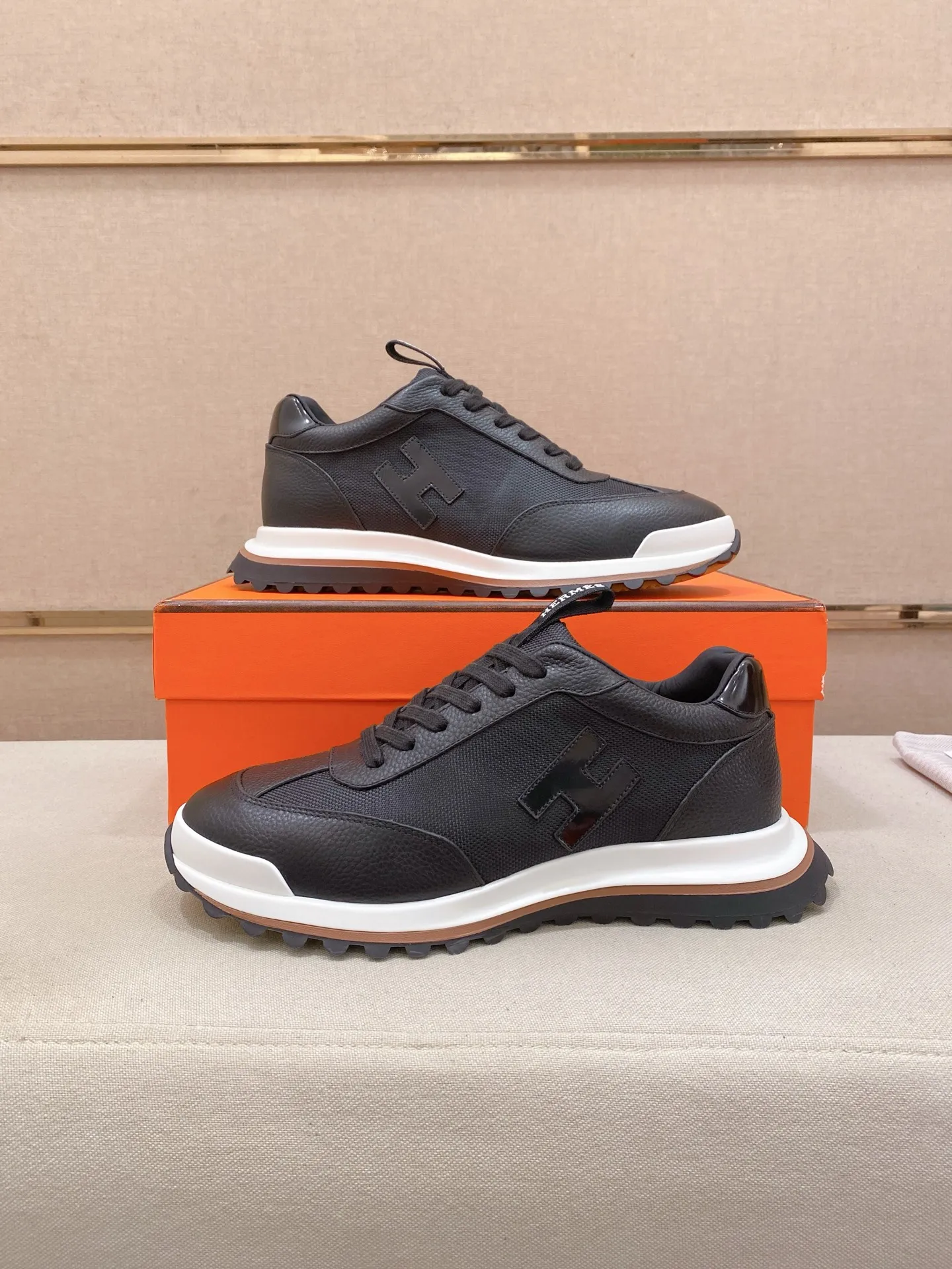 Men's shoes💰: 640💰HERMES/Hermes Leader sneakers! Tech twill, calfskin and suede goatskin sneakers featuring paneled multicolor twill, calfskin and suede. Lightweight geometric sole for a stylish urban look. Product details: White and orange rubber sole Black rubber sole with orange rubber insert Light natural leather insert White rubber toe cap Beige lambskin insole and lining Cotton strap, rubber lettering Sole height: 4cm Size: 38-39-40-41-42-43-44 (45.46 custom-made)